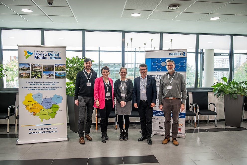 Bildunterschrift: Das Organisationsteam des „Trinationalen Runden Tisches: Künstliche Intelligenz“ (von links nach rechts): Prof. Dr. Wolfgang Dorner von der Technischen Hochschule Deggendorf, Projektmanagerin Vendula Maihorn vom Trägerverein Europaregion Donau-Moldau, Netzwerkmanagerin Indigo Anne-Kathrin Böhm sowie Prof. Dr. Tomas Sauer von der Universität Passau und Sprecher des Netzwerks Indigo (erster von rechts), zusammen mit dem Rektor der Südböhmischen Universität Budweis, Prof. Ing. Pavel Kozák, Ph.D. (zweiter von rechts). Foto: Südböhmische Universität Budweis